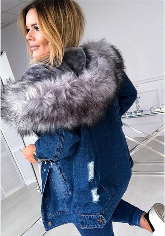 Veste longue en jean avec col en fausse fourrure pour un look luxueux pour les femmes