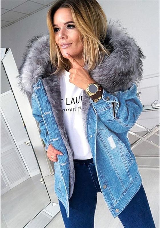 Veste longue en jean avec col en fausse fourrure pour un look luxueux pour les femmes